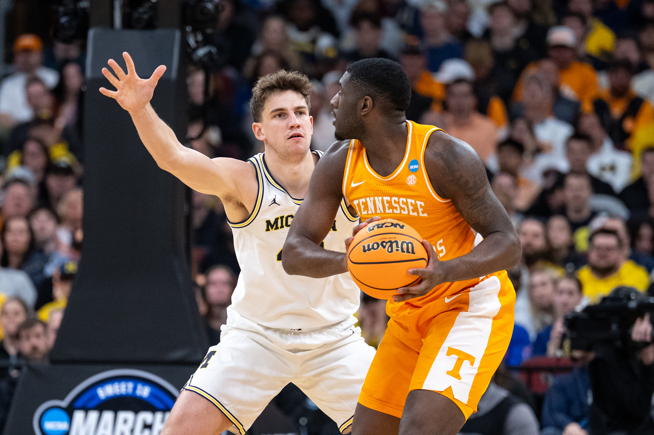 Will Tschetter (BS ’24, MS ’26) playing defense during a basketball game against the Tennessee Volunteers.
