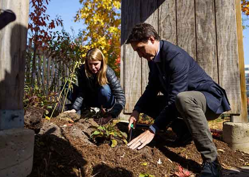 SEAS alumna shares sustainability practices with Canadian Prime Minister Justin Trudeau